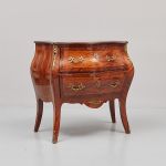 1049 3197 CHEST OF DRAWERS